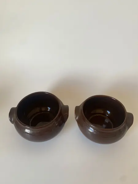 Foto de um(a) Dupla de bowls em cerâmica, da categoria de Garrafas, potes e jarros. Dupla de bowls em cerâmica, marrom. Mede: 15cm diâmetro x 8cm altura. Vendido no marketplace Trésors.