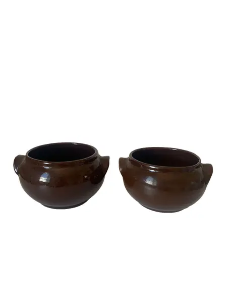 Foto de um(a) Dupla de bowls em cerâmica, da categoria de Garrafas, potes e jarros. Dupla de bowls em cerâmica, marrom. Mede: 15cm diâmetro x 8cm altura. Mostrado de uma perspectiva diferente. Vendido no marketplace Trésors.