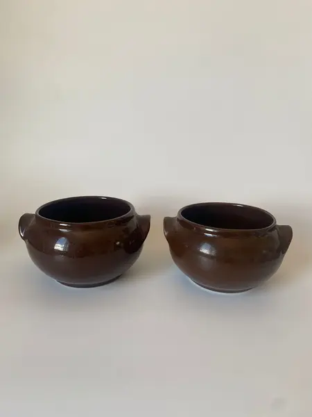 Foto de um(a) Dupla de bowls em cerâmica, da categoria de Garrafas, potes e jarros. Dupla de bowls em cerâmica, marrom. Mede: 15cm diâmetro x 8cm altura. Mostrado de uma perspectiva diferente. Vendido no marketplace Trésors.
