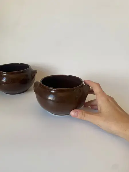 Foto de um(a) Dupla de bowls em cerâmica, da categoria de Garrafas, potes e jarros. Dupla de bowls em cerâmica, marrom. Mede: 15cm diâmetro x 8cm altura. Mostrado de uma perspectiva diferente. Vendido no marketplace Trésors.