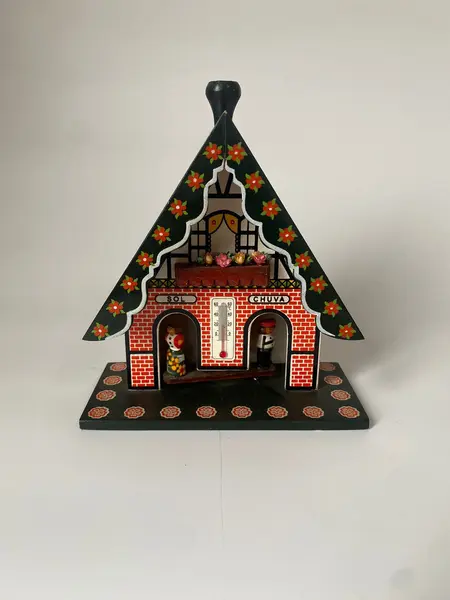 Foto de um(a) Casinha do tempo em madeira, da categoria de Casas de bonecas. Casinha do tempo em madeira com termômetro para paredeMede: 15 x 17cm. Mostrado de uma perspectiva diferente. Vendido no marketplace Trésors.