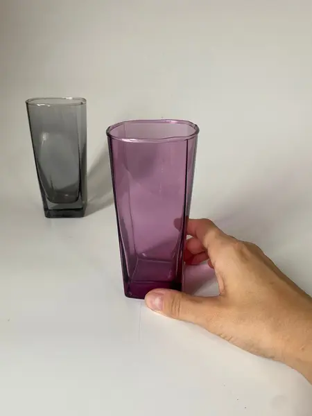 Foto de um(a) Dupla de copos coloridos, da categoria de Copos. Dupla de copos coloridos Medem: 14 cm altura. Mostrado de uma perspectiva diferente. Vendido no marketplace Trésors.