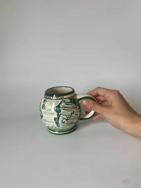Foto de um(a) Caneca de chopp em cerâmica, da categoria de Canecas. Caneca de chopp lembrança de Valença/RJ. Produzida pela Luís Salvador Mede: 10cm altura. Mostrado de uma perspectiva diferente. Vendido no marketplace Trésors.