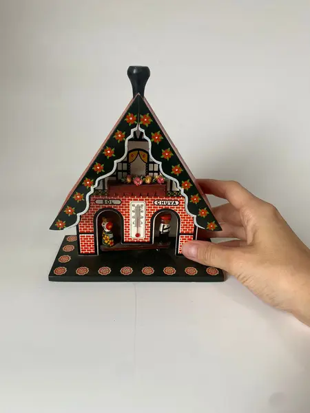 Foto de um(a) Casinha do tempo em madeira, da categoria de Casas de bonecas. Casinha do tempo em madeira com termômetro para paredeMede: 15 x 17cm. Mostrado de uma perspectiva diferente. Vendido no marketplace Trésors.