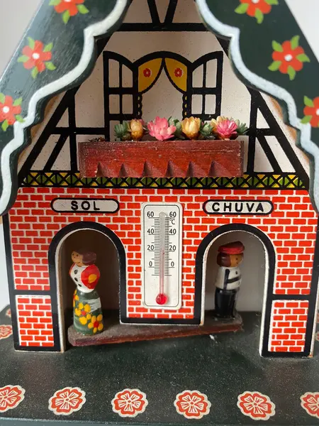 Foto de um(a) Casinha do tempo em madeira, da categoria de Casas de bonecas. Casinha do tempo em madeira com termômetro para paredeMede: 15 x 17cm. Mostrado de uma perspectiva diferente. Vendido no marketplace Trésors.