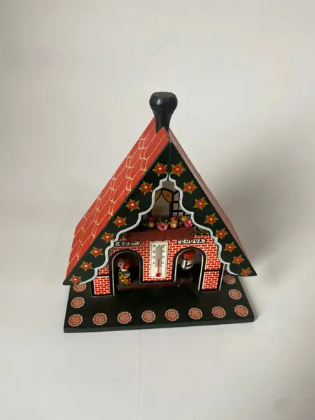 Foto de um(a) Casinha do tempo em madeira, da categoria de Casas de bonecas. Casinha do tempo em madeira com termômetro para paredeMede: 15 x 17cm. Mostrado de uma perspectiva diferente. Vendido no marketplace Trésors.