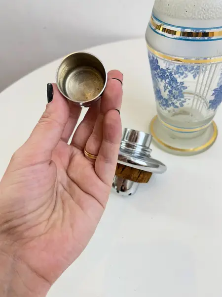 Foto de um(a) Coqueteleira em vidro e metal, da categoria de Coqueteleiras. Coqueteleira em vidro e metal, com detalhes em ouro. Leves marcas do tempo e uso como nas fotos. Pequeno lascado interno na... Mostrado de uma perspectiva diferente. Vendido no marketplace Trésors.