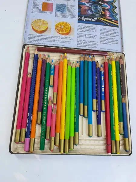 Foto de um(a) Antigo estojo de lápis aquarela gel com 24 cores da marca Staedtler, da categoria de Outros colecionáveis. Antigo estojo de lápis aquarela gel com 24 cores da marca Staedtler. Marcas do tempo e uso como nas fotos. Mostrado de uma perspectiva diferente. Vendido no marketplace Trésors.