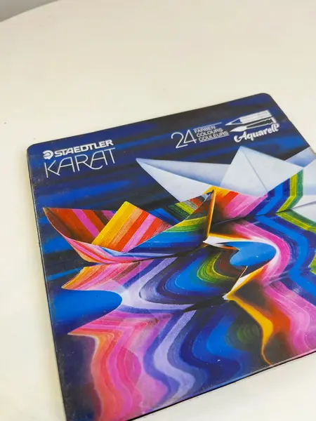 Foto de um(a) Antigo estojo de lápis aquarela gel com 24 cores da marca Staedtler, da categoria de Outros colecionáveis. Antigo estojo de lápis aquarela gel com 24 cores da marca Staedtler. Marcas do tempo e uso como nas fotos. Mostrado de uma perspectiva diferente. Vendido no marketplace Trésors.