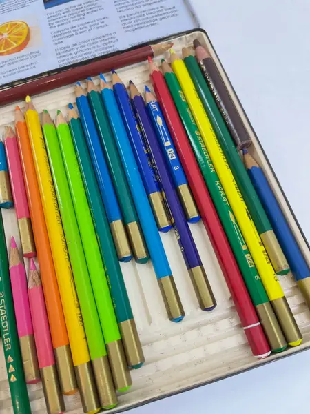 Foto de um(a) Antigo estojo de lápis aquarela gel com 24 cores da marca Staedtler, da categoria de Outros colecionáveis. Antigo estojo de lápis aquarela gel com 24 cores da marca Staedtler. Marcas do tempo e uso como nas fotos. Mostrado de uma perspectiva diferente. Vendido no marketplace Trésors.