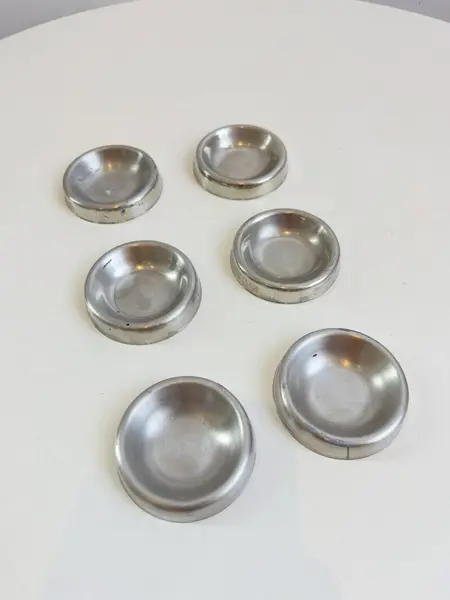 Foto de um(a) ​Seis suportes para mistura de tintas em inox, da categoria de Outros colecionáveis. Seis suportes para mistura de tintas em inox. Marcas do tempo e uso. Medidas: 6cm diâmetro cada. Mostrado de uma perspectiva diferente. Vendido no marketplace Trésors.