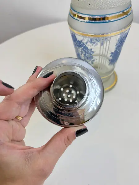 Foto de um(a) Coqueteleira em vidro e metal, da categoria de Coqueteleiras. Coqueteleira em vidro e metal, com detalhes em ouro. Leves marcas do tempo e uso como nas fotos. Pequeno lascado interno na... Mostrado de uma perspectiva diferente. Vendido no marketplace Trésors.