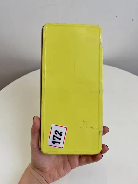 Foto de um(a) ​Antigo estojo de aquarela com 24 cores da marca Guitar - anos 60/70, da categoria de Outros colecionáveis. Antigo estojo de aquarela com 24 cores da marca Guitar, da década de 60/70. Marcas do tempo e uso como nas fotos. Mostrado de uma perspectiva diferente. Vendido no marketplace Trésors.