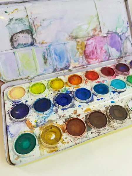 Foto de um(a) ​Antigo estojo de aquarela com 24 cores da marca Guitar - anos 60/70, da categoria de Outros colecionáveis. Antigo estojo de aquarela com 24 cores da marca Guitar, da década de 60/70. Marcas do tempo e uso como nas fotos. Mostrado de uma perspectiva diferente. Vendido no marketplace Trésors.