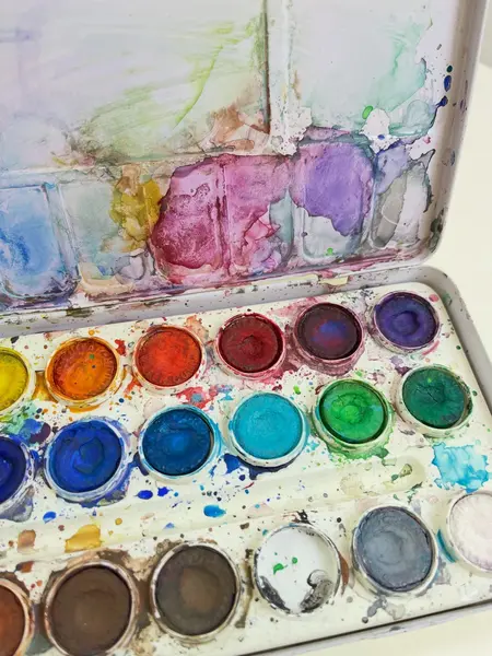 Foto de um(a) ​Antigo estojo de aquarela com 24 cores da marca Guitar - anos 60/70, da categoria de Outros colecionáveis. Antigo estojo de aquarela com 24 cores da marca Guitar, da década de 60/70. Marcas do tempo e uso como nas fotos. Mostrado de uma perspectiva diferente. Vendido no marketplace Trésors.