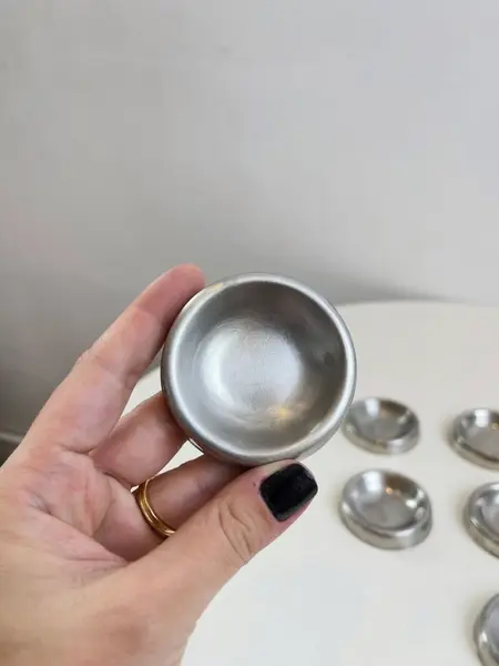 Foto de um(a) ​Seis suportes para mistura de tintas em inox, da categoria de Outros colecionáveis. Seis suportes para mistura de tintas em inox. Marcas do tempo e uso. Medidas: 6cm diâmetro cada. Mostrado de uma perspectiva diferente. Vendido no marketplace Trésors.