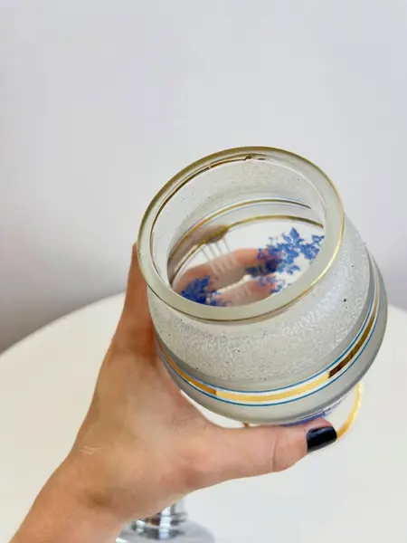 Foto de um(a) Coqueteleira em vidro e metal, da categoria de Coqueteleiras. Coqueteleira em vidro e metal, com detalhes em ouro. Leves marcas do tempo e uso como nas fotos. Pequeno lascado interno na... Mostrado de uma perspectiva diferente. Vendido no marketplace Trésors.