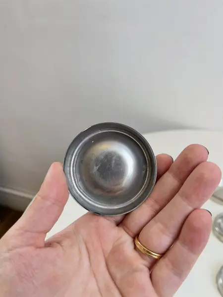 Foto de um(a) ​Seis suportes para mistura de tintas em inox, da categoria de Outros colecionáveis. Seis suportes para mistura de tintas em inox. Marcas do tempo e uso. Medidas: 6cm diâmetro cada. Mostrado de uma perspectiva diferente. Vendido no marketplace Trésors.