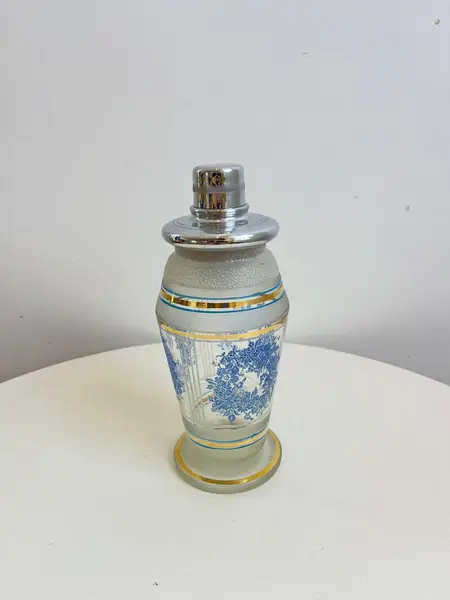 Foto de um(a) Coqueteleira em vidro e metal, da categoria de Coqueteleiras. Coqueteleira em vidro e metal, com detalhes em ouro. Leves marcas do tempo e uso como nas fotos. Pequeno lascado interno na... Mostrado de uma perspectiva diferente. Vendido no marketplace Trésors.