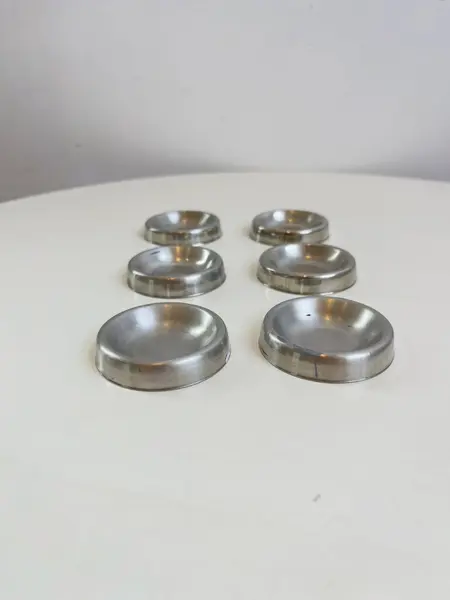 Foto de um(a) ​Seis suportes para mistura de tintas em inox, da categoria de Outros colecionáveis. Seis suportes para mistura de tintas em inox. Marcas do tempo e uso. Medidas: 6cm diâmetro cada. Mostrado de uma perspectiva diferente. Vendido no marketplace Trésors.