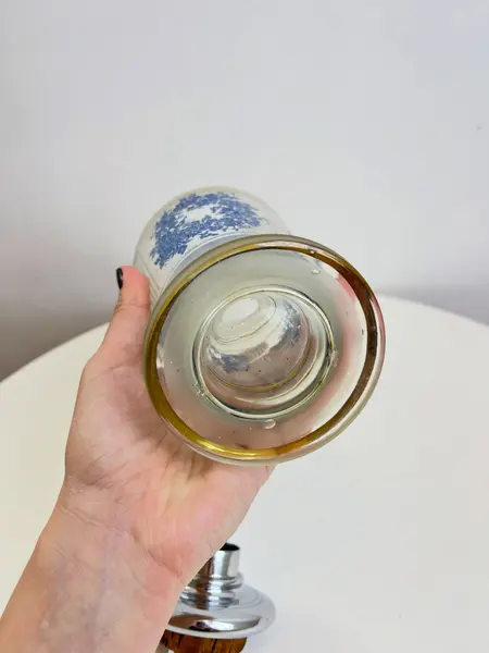 Foto de um(a) Coqueteleira em vidro e metal, da categoria de Coqueteleiras. Coqueteleira em vidro e metal, com detalhes em ouro. Leves marcas do tempo e uso como nas fotos. Pequeno lascado interno na... Mostrado de uma perspectiva diferente. Vendido no marketplace Trésors.