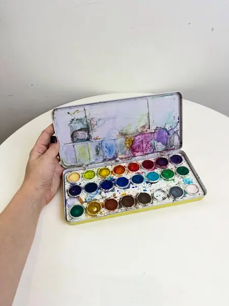 Foto de um(a) ​Antigo estojo de aquarela com 24 cores da marca Guitar - anos 60/70, da categoria de Outros colecionáveis. Antigo estojo de aquarela com 24 cores da marca Guitar, da década de 60/70. Marcas do tempo e uso como nas fotos. Mostrado de uma perspectiva diferente. Vendido no marketplace Trésors.