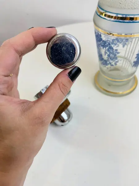 Foto de um(a) Coqueteleira em vidro e metal, da categoria de Coqueteleiras. Coqueteleira em vidro e metal, com detalhes em ouro. Leves marcas do tempo e uso como nas fotos. Pequeno lascado interno na... Mostrado de uma perspectiva diferente. Vendido no marketplace Trésors.