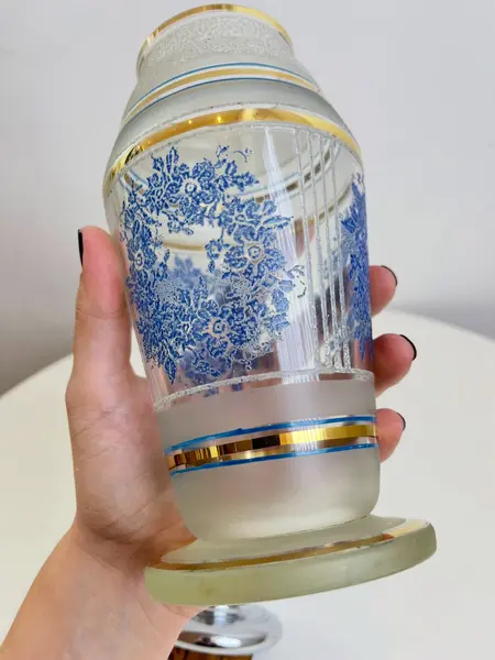 Foto de um(a) Coqueteleira em vidro e metal, da categoria de Coqueteleiras. Coqueteleira em vidro e metal, com detalhes em ouro. Leves marcas do tempo e uso como nas fotos. Pequeno lascado interno na... Mostrado de uma perspectiva diferente. Vendido no marketplace Trésors.