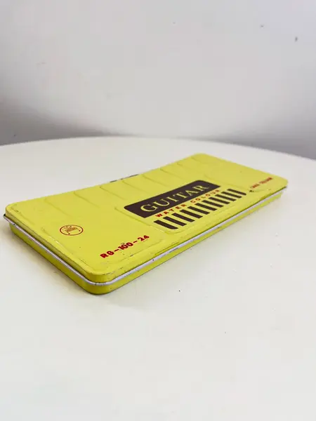 Foto de um(a) ​Antigo estojo de aquarela com 24 cores da marca Guitar - anos 60/70, da categoria de Outros colecionáveis. Antigo estojo de aquarela com 24 cores da marca Guitar, da década de 60/70. Marcas do tempo e uso como nas fotos. Mostrado de uma perspectiva diferente. Vendido no marketplace Trésors.