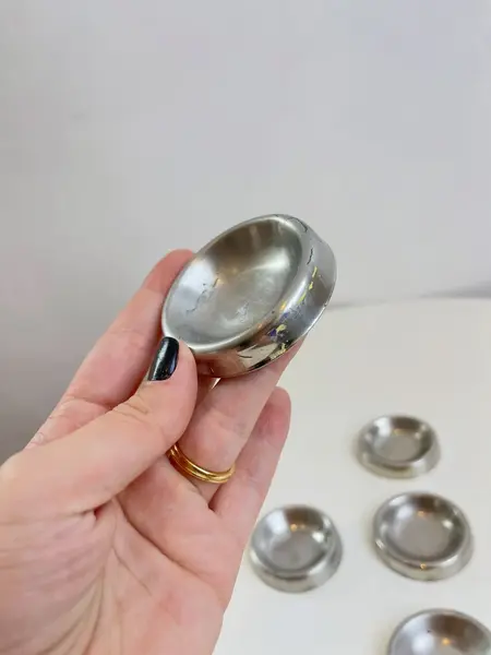 Foto de um(a) ​Seis suportes para mistura de tintas em inox, da categoria de Outros colecionáveis. Seis suportes para mistura de tintas em inox. Marcas do tempo e uso. Medidas: 6cm diâmetro cada. Mostrado de uma perspectiva diferente. Vendido no marketplace Trésors.