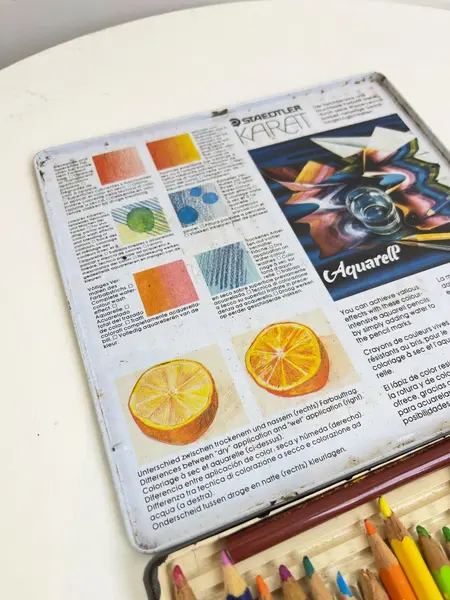 Foto de um(a) Antigo estojo de lápis aquarela gel com 24 cores da marca Staedtler, da categoria de Outros colecionáveis. Antigo estojo de lápis aquarela gel com 24 cores da marca Staedtler. Marcas do tempo e uso como nas fotos. Mostrado de uma perspectiva diferente. Vendido no marketplace Trésors.