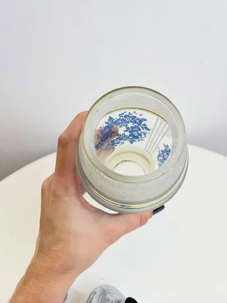 Foto de um(a) Coqueteleira em vidro e metal, da categoria de Coqueteleiras. Coqueteleira em vidro e metal, com detalhes em ouro. Leves marcas do tempo e uso como nas fotos. Pequeno lascado interno na... Mostrado de uma perspectiva diferente. Vendido no marketplace Trésors.