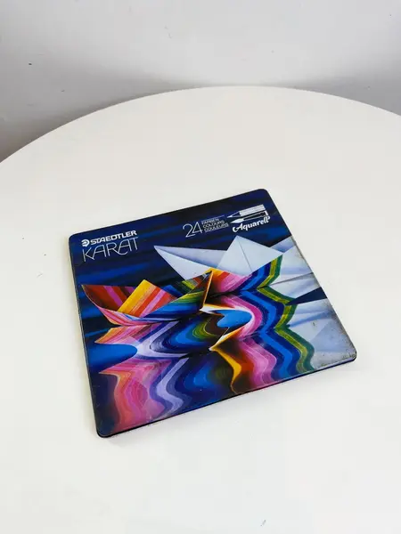 Foto de um(a) Antigo estojo de lápis aquarela gel com 24 cores da marca Staedtler, da categoria de Outros colecionáveis. Antigo estojo de lápis aquarela gel com 24 cores da marca Staedtler. Marcas do tempo e uso como nas fotos. Mostrado de uma perspectiva diferente. Vendido no marketplace Trésors.