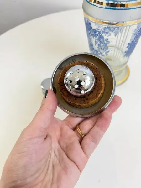 Foto de um(a) Coqueteleira em vidro e metal, da categoria de Coqueteleiras. Coqueteleira em vidro e metal, com detalhes em ouro. Leves marcas do tempo e uso como nas fotos. Pequeno lascado interno na... Mostrado de uma perspectiva diferente. Vendido no marketplace Trésors.