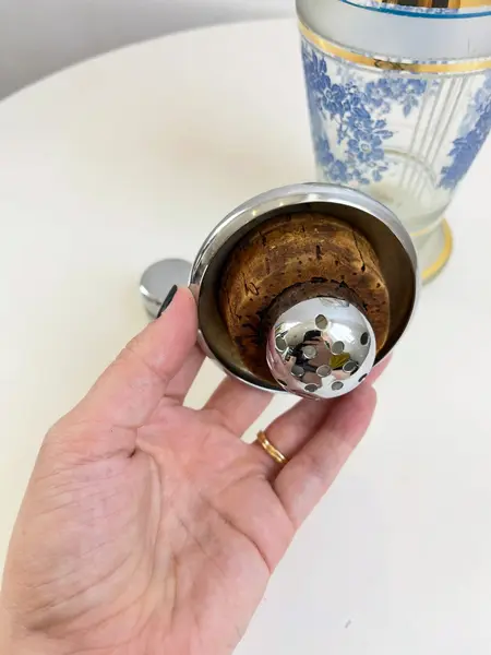 Foto de um(a) Coqueteleira em vidro e metal, da categoria de Coqueteleiras. Coqueteleira em vidro e metal, com detalhes em ouro. Leves marcas do tempo e uso como nas fotos. Pequeno lascado interno na... Mostrado de uma perspectiva diferente. Vendido no marketplace Trésors.