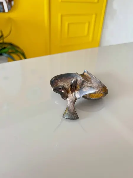 Foto de um(a) ​Cinzeiro pássaro em metal, da categoria de Cinzeiros. Cinzeiro em metal possivelmente banhado a prata. Apresenta oxidações no banho e leves marcas do tempo e uso como nas fotos. ... Mostrado de uma perspectiva diferente. Vendido no marketplace Trésors.