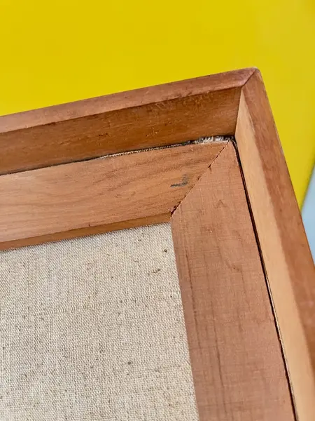 Foto de um(a) Pintura em ​óleo sobre tela emoldurado em madeira nobre, da categoria de Pinturas. Óleo sobre tela emoldurado em madeira nobre. Leva marcas do tempo e uso. Medidas: 43x34cm. Mostrado de uma perspectiva diferente. Vendido no marketplace Trésors.