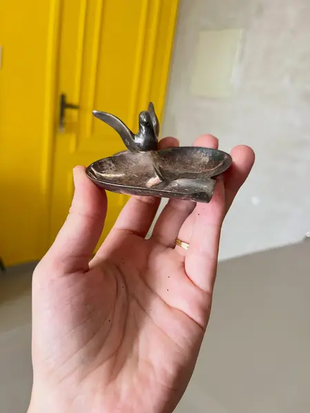 Foto de um(a) ​Cinzeiro pássaro em metal, da categoria de Cinzeiros. Cinzeiro em metal possivelmente banhado a prata. Apresenta oxidações no banho e leves marcas do tempo e uso como nas fotos. ... Mostrado de uma perspectiva diferente. Vendido no marketplace Trésors.
