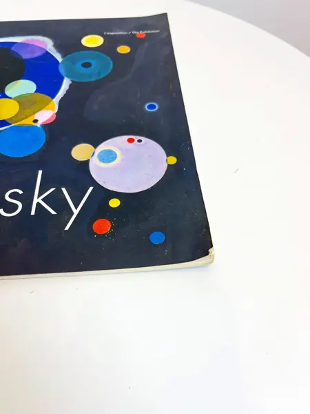 Foto de um(a) ​Livro brochura com as obras de Kandinsky expostas entre 2005 e 2010, da categoria de Livros. Livro brochura com as obras de Kandinsky expostas entre 2005 e 2010 nos museus europeus. Em inglês. Marcas do tempo e uso.... Mostrado de uma perspectiva diferente. Vendido no marketplace Trésors.