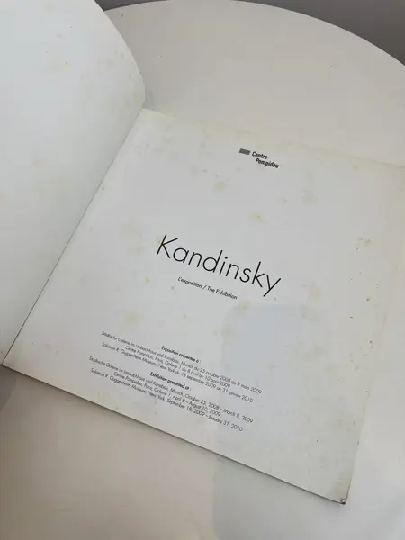 Foto de um(a) ​Livro brochura com as obras de Kandinsky expostas entre 2005 e 2010, da categoria de Livros. Livro brochura com as obras de Kandinsky expostas entre 2005 e 2010 nos museus europeus. Em inglês. Marcas do tempo e uso.... Mostrado de uma perspectiva diferente. Vendido no marketplace Trésors.