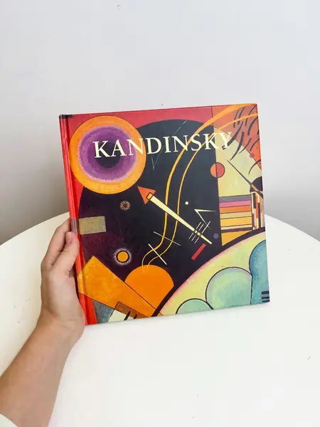 Foto de um(a) ​ Livro capa dura Wassily Kandinsky 2005 em português, da categoria de Livros. Livro capa dura de 2005 em português. Leves marcas do tempo e uso. 80 páginas. Mostrado de uma perspectiva diferente. Vendido no marketplace Trésors.