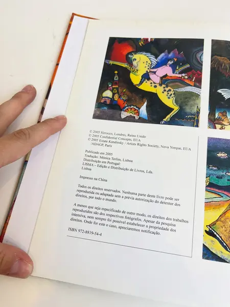 Foto de um(a) ​ Livro capa dura Wassily Kandinsky 2005 em português, da categoria de Livros. Livro capa dura de 2005 em português. Leves marcas do tempo e uso. 80 páginas. Mostrado de uma perspectiva diferente. Vendido no marketplace Trésors.