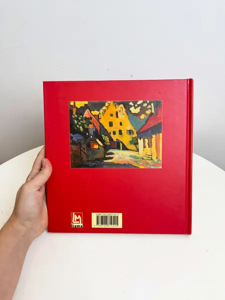 Foto de um(a) ​ Livro capa dura Wassily Kandinsky 2005 em português, da categoria de Livros. Livro capa dura de 2005 em português. Leves marcas do tempo e uso. 80 páginas. Mostrado de uma perspectiva diferente. Vendido no marketplace Trésors.