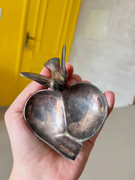 Foto de um(a) ​Cinzeiro pássaro em metal, da categoria de Cinzeiros. Cinzeiro em metal possivelmente banhado a prata. Apresenta oxidações no banho e leves marcas do tempo e uso como nas fotos. ... Mostrado de uma perspectiva diferente. Vendido no marketplace Trésors.