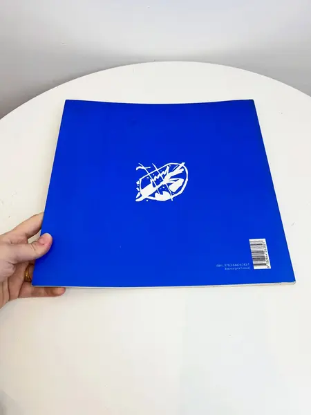 Foto de um(a) ​Livro brochura com as obras de Kandinsky expostas entre 2005 e 2010, da categoria de Livros. Livro brochura com as obras de Kandinsky expostas entre 2005 e 2010 nos museus europeus. Em inglês. Marcas do tempo e uso.... Mostrado de uma perspectiva diferente. Vendido no marketplace Trésors.