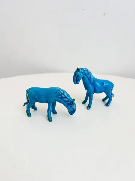 Foto de um(a) ​Dupla de cavalos em porcelana, da categoria de Escultura. Dupla de cavalos em porcelana. Leves marcas do tempo e uso. Medidas: 8x7cm cada. Mostrado de uma perspectiva diferente. Vendido no marketplace Trésors.