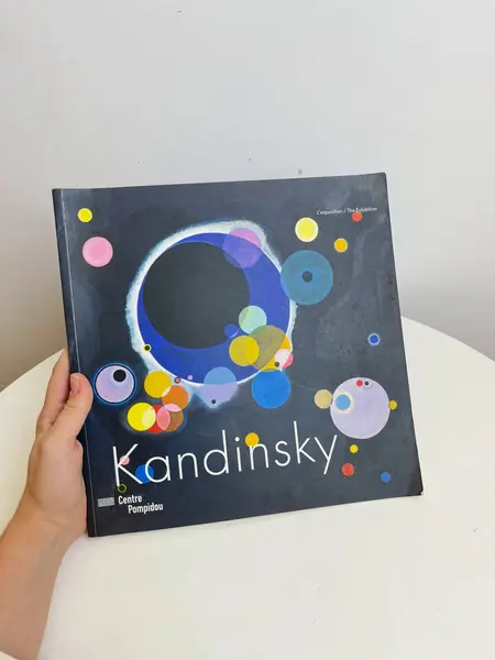 Foto de um(a) ​Livro brochura com as obras de Kandinsky expostas entre 2005 e 2010, da categoria de Livros. Livro brochura com as obras de Kandinsky expostas entre 2005 e 2010 nos museus europeus. Em inglês. Marcas do tempo e uso.... Mostrado de uma perspectiva diferente. Vendido no marketplace Trésors.