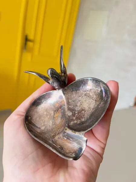 Foto de um(a) ​Cinzeiro pássaro em metal, da categoria de Cinzeiros. Cinzeiro em metal possivelmente banhado a prata. Apresenta oxidações no banho e leves marcas do tempo e uso como nas fotos. ... Mostrado de uma perspectiva diferente. Vendido no marketplace Trésors.