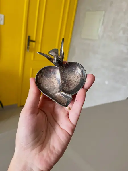 Foto de um(a) ​Cinzeiro pássaro em metal, da categoria de Cinzeiros. Cinzeiro em metal possivelmente banhado a prata. Apresenta oxidações no banho e leves marcas do tempo e uso como nas fotos. ... Mostrado de uma perspectiva diferente. Vendido no marketplace Trésors.