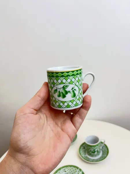 Foto de um(a) ​Jogo com 6 xícaras e pires de café em porcelana estampada, da categoria de Conjuntos de café e chá. Jogo com 6 xícaras e pires de café em porcelana estampada. A estampa mostra o processo das flores até virarem pêras. Mínimas... Mostrado de uma perspectiva diferente. Vendido no marketplace Trésors.